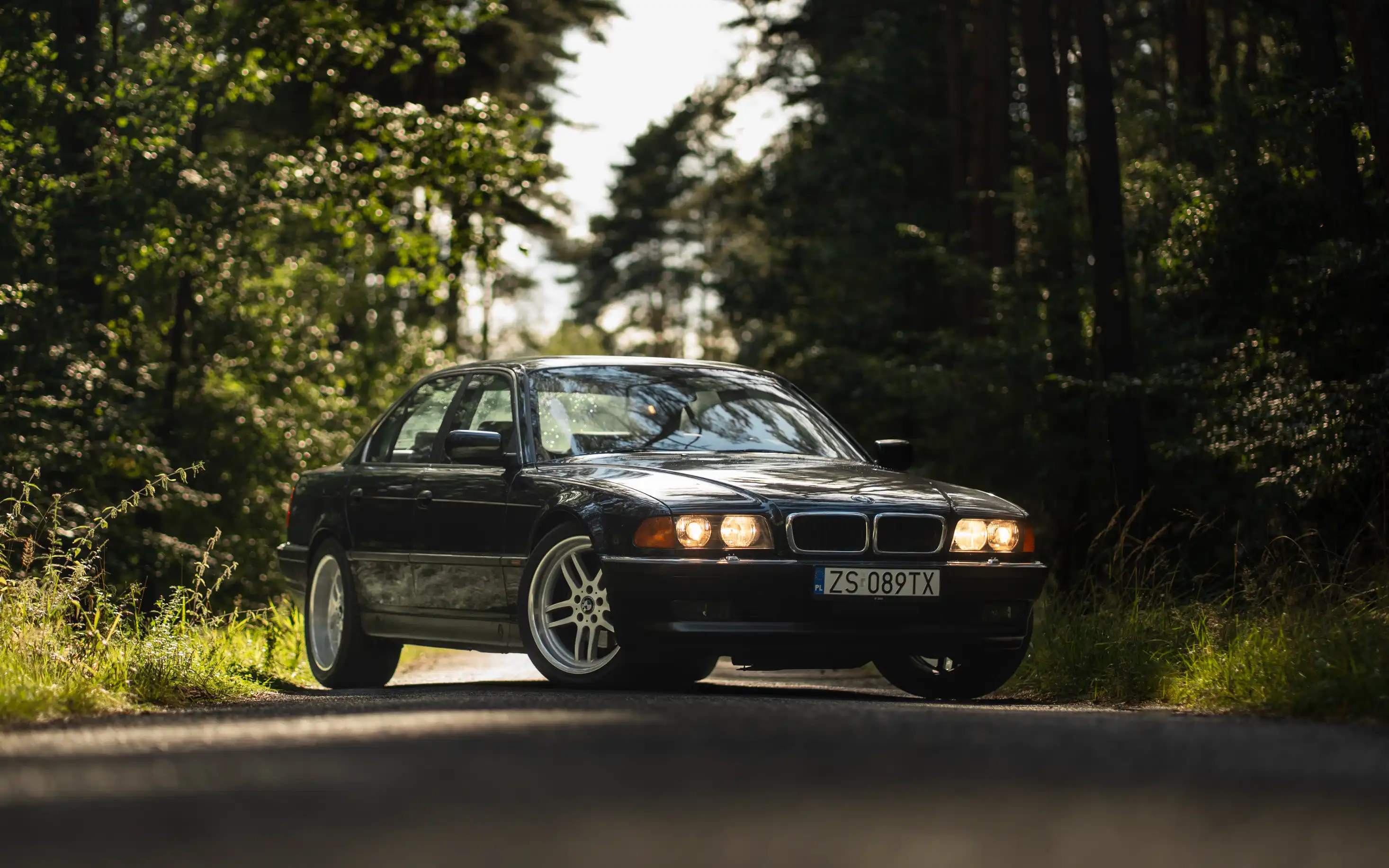 BMW 740i E38 na leśnej drodze