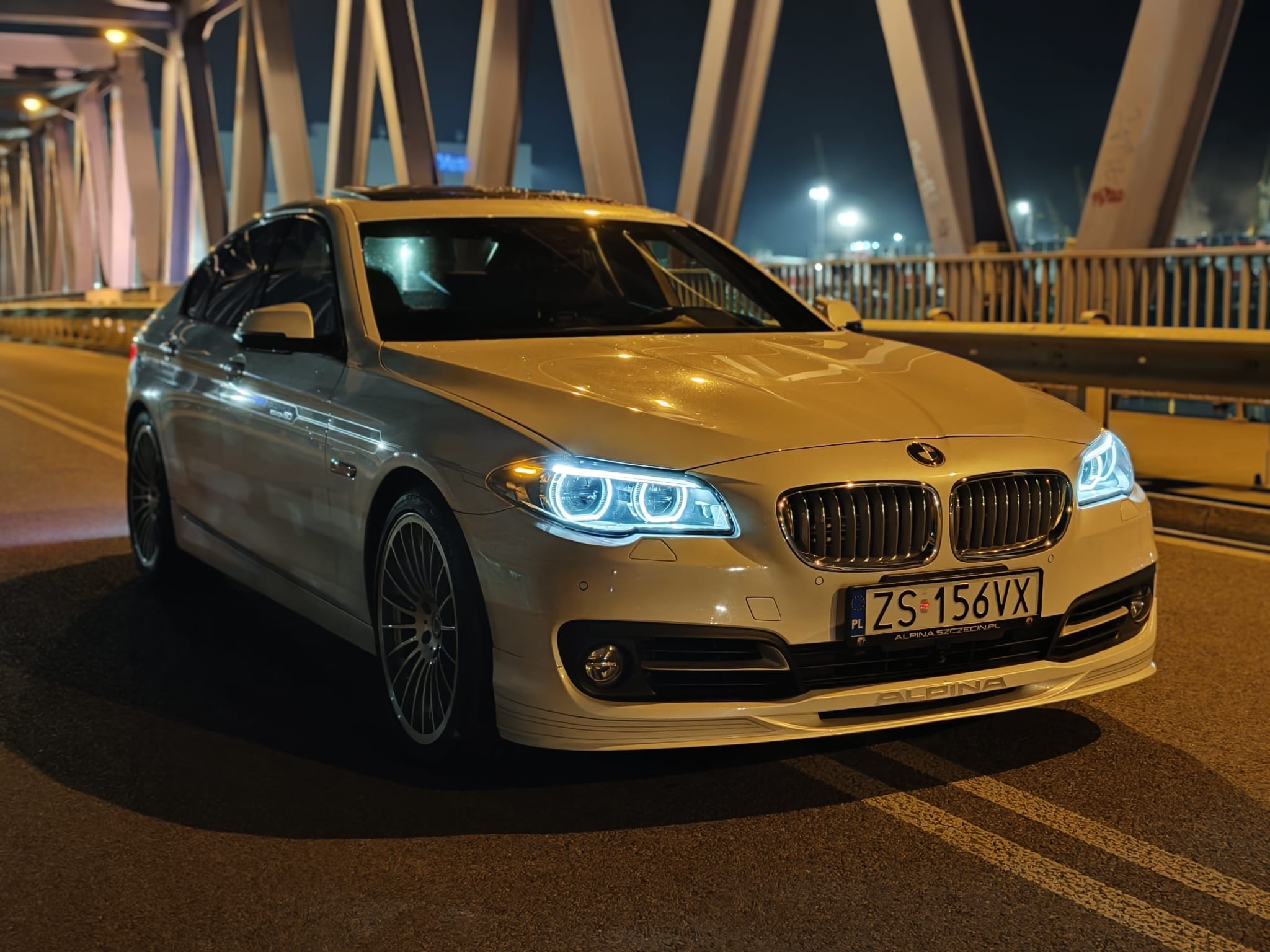 ALPINA B5 Edition 50 nad wodą po zmroku